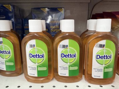 Rawang, Selangor, Malezya - 28 Ocak 2026 - Dettol antiseptik sıvı şişeleri hijyen ve koruma için bir süpermarket rafına düzgünce yerleştirilmiş