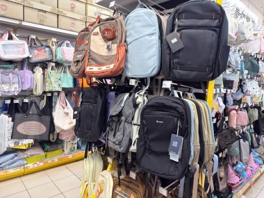 Rawang, Selangor, Malezya - 28 Ocak 2026 - Bir markette raflarda sergilenen çeşitli sırt çantaları ve çantalar
