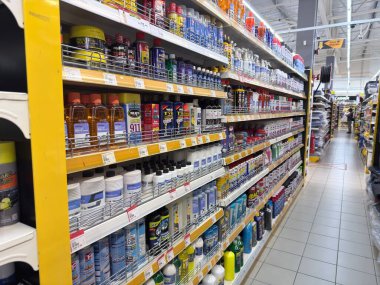 Rawang, Selangor, Malezya - 28 Ocak 2026 - Bir marketin içinde çeşitli otomotiv ve ev yapımı sıvı ürünlerle dolu raflar