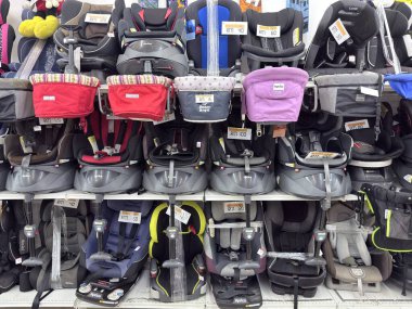 Rawang, Selangor, Malezya - 28 Ocak 2026 - İkinci el bebek oto koltukları ve bebek arabaları bir paket ikinci el mağazasının içinde sırayla sergilendi