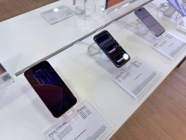 Rawang, Selangor, Malezya - 28 Ocak 2026 - iPhone modelleri bir cep telefonu dükkanında satışa sunuldu.