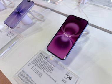 Rawang, Selangor, Malezya - 28 Ocak 2026 - Samsung akıllı telefonları bir elektronik mağazasında güvenlik stantları ve fiyat bilgileri ile perakende satışta