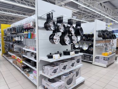 Rawang, Selangor, Malezya - 28 Ocak 2026 - Bir perakende mağaza koridorunda raflarda sergilenen mutfak gereçleri ve yemek malzemeleri