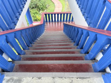 Mimari tasarım, simetri, kentsel yapı ve açık hava yürüyüşü perspektifini temsil eden mavi raylı ve kırmızı basamaklı renkli merdivenler..
