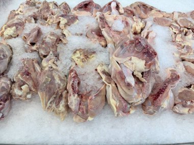 Islak pazarda buzda sergilenen taze çiğ tavuk parçaları kümes hayvanları perakendecisi, çiğ gıda malzemeleri, geleneksel pazar kültürü ve protein zengini yemek pişirme ihtiyaçlarını temsil ediyor..