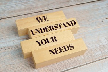 Ahşap bloklar, ahşap arka plan, müşteri hizmetleri ve iş destek konsepti konularında ihtiyaçlarınızı anlıyoruz.