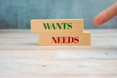 Sözcüklerin istediği ve ihtiyaç duyduğu tahta bloklar, tüketici kararı ve öncelikli konsepti temsil ediyor.