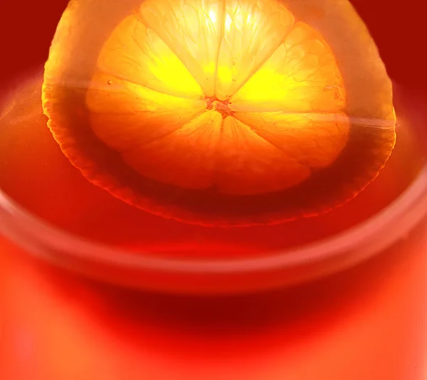 Zitrone in einem Glas Tee — Stockfoto