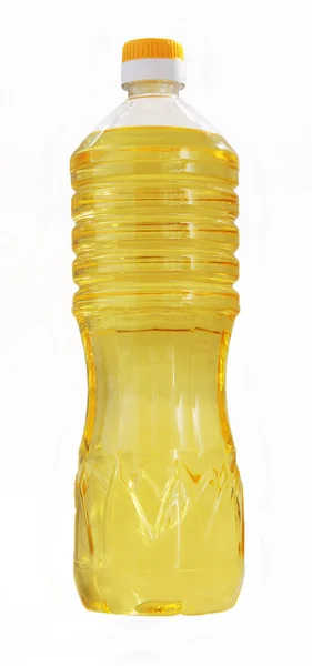 Beyaz bir arka plan üzerinde plastik şişede ayçiçeği tohumu gelen bitkisel yağ