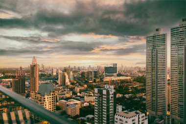 Gün batımında gökdelenler ve güzel bulut Metropolis 'teki çatı katında, yatay manzara.