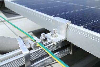 Güneş PV Çatı Zemini Kıskacı Görüntüyü Kapat