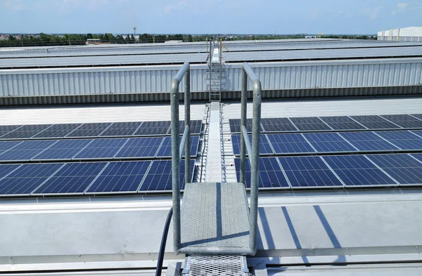 Τρίψιμο Walkway Multi Level Roof Για Ηλιακό Rooftop System — Φωτογραφία Αρχείου