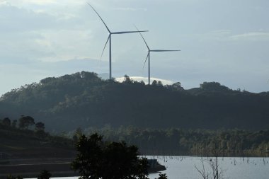 İki Rüzgar Türbini Önplanda Göllü Dağ 'da