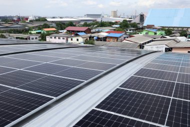 Depo Eğri Çatısında, renkli köy arkaplanlı güneş PV Sistemi