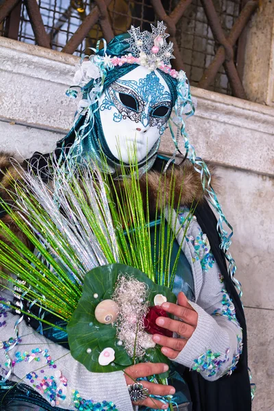 Máscara de carnaval em Veneza - Traje veneziano — Fotografia de Stock