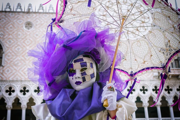 Máscara de carnaval em Veneza - Traje veneziano — Fotografia de Stock