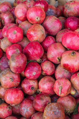 Yığın nar piyasada bir kutu içinde