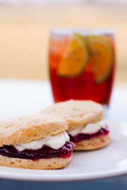 Çörekler krem ve reçel ve buz çay ile