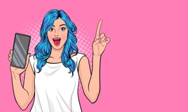 Şaşırmış mutlu esmer kadın boş akıllı telefon ekranı gösteriyor ve pembe arka plan Pop Art Comic Style 'ı izlerken işaret ediyor.