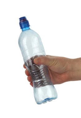 Beyaz arka planda bir elde tutulan boş plastik şişe.
