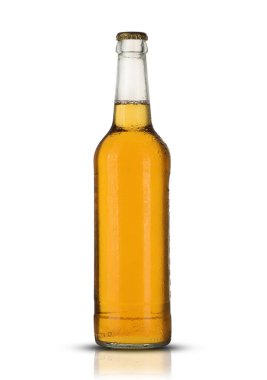 Beyaz arka planda bira şişesi.