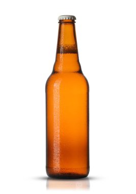 Beyaz arka planda bira şişesi.