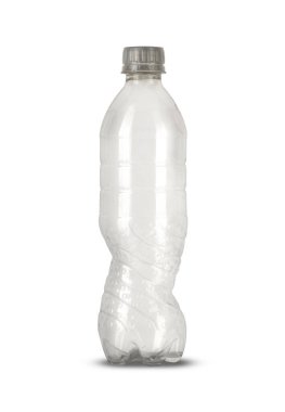 Beyaz arka planda boş plastik içecek şişesi