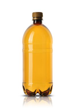 Beyaz arka planda büyük plastik soda şişesi.