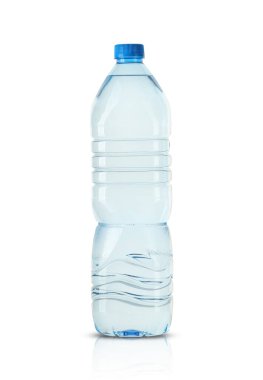 Beyaz zemin üzerinde maden suyu olan büyük plastik şişe.
