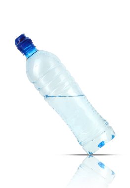 Beyaz zemin üzerinde su bulunan orta eğimli bir şişe.