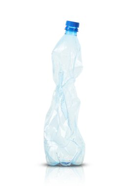 ezilmiş plastik şişe beyaz arka planda