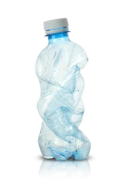 Beyaz arka planda ezilmiş küçük su şişesi