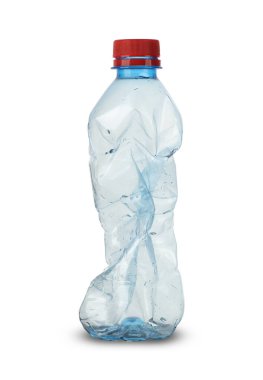 Beyaz arka planda ezilmiş plastik şişe