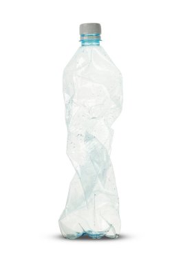 Beyaz arka planda ezilmiş büyük su şişesi.