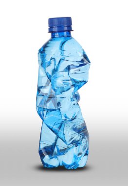 mavi ezilmiş su şişesi
