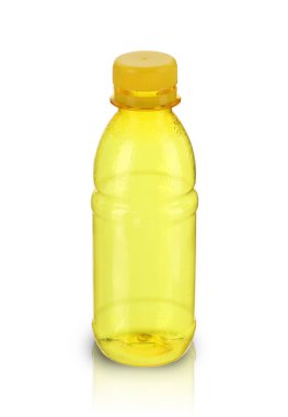Beyaz arka planda küçük bir plastik meyve suyu şişesi.
