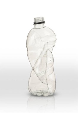 Beyaz arka planda ezilmiş plastik şişe.