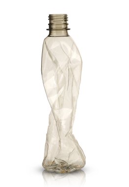 Beyaz arka planda ezilmiş şişe