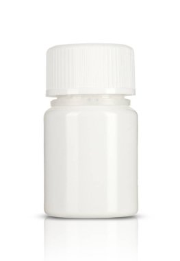 Beyaz arka planda küçük bir plastik ilaç şişesi.