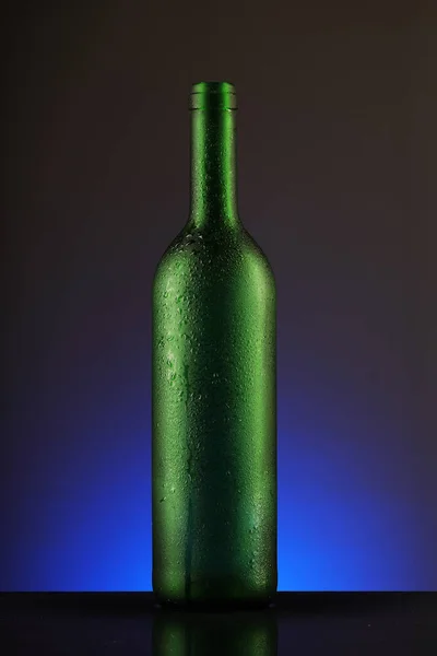 空空的绿色酒瓶 一滴一滴 — 图库照片