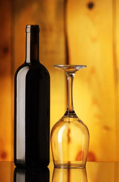 와인을 널빤지 배경에 거꾸로 유리병 — 스톡 사진