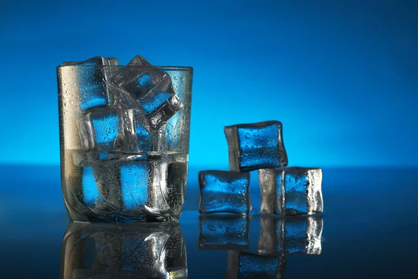 Copo Com Cubos Gelo Água — Fotografia de Stock