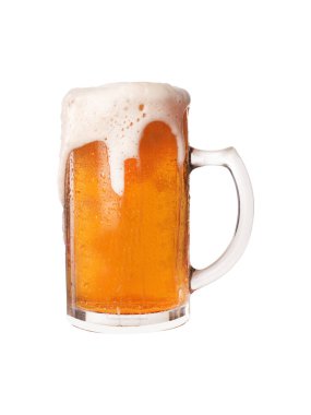 Beyaz arka planda bira ve köpüklü büyük bardak.