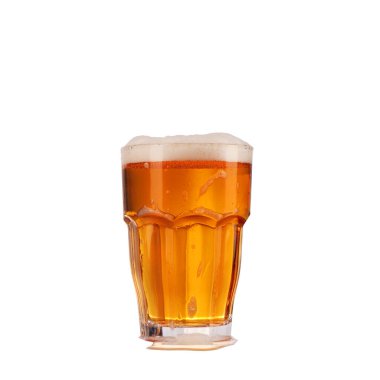 Beyaz arka planda bira dolu bardak.