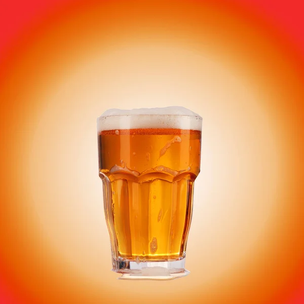 Becher Voller Bier Auf Rotem Hintergrund — Stockfoto
