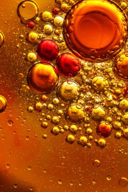 Su ile cam üzerinde yağ kabarcıkları