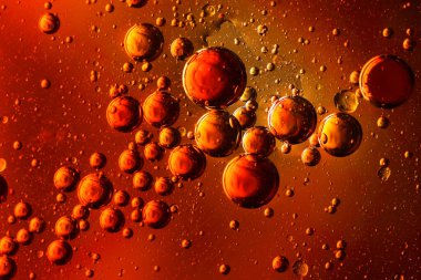 Kırmızı arka planda altın yağ kabarcıkları