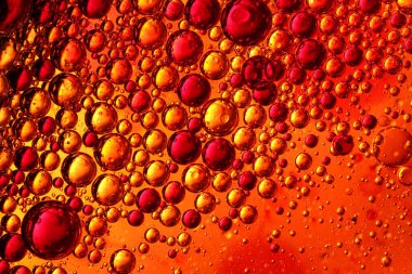 Renkli arkaplanda küçük yağ kabarcıkları