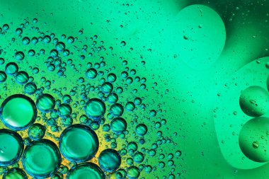 Camda su ve renkli arka planda yağ kabarcıkları