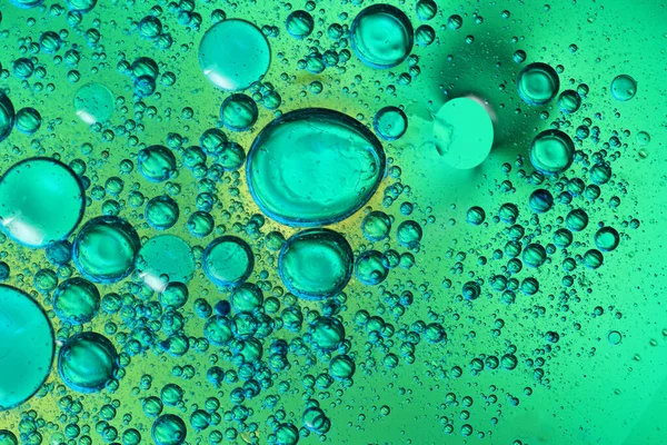 Burbujas Aceite Con Agua Sobre Vidrio Fondo Color — Foto de Stock